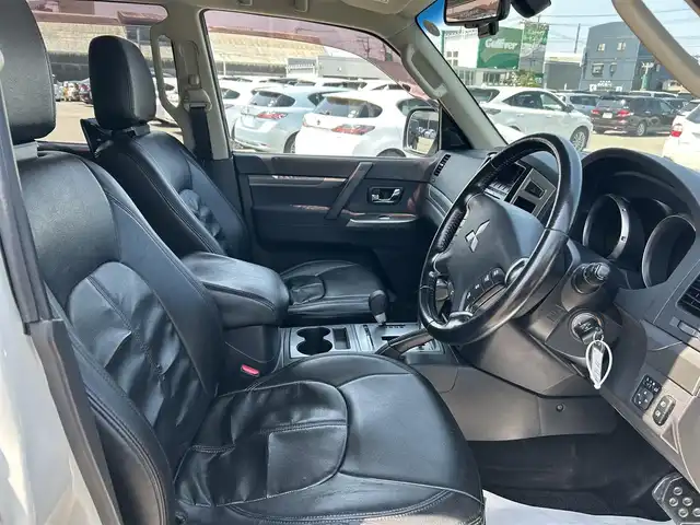 三菱 パジェロ ロング エクシード 山形県 2014(平26)年 8.9万km ウォームホワイトパール 4WD/ロックフォードサウンドシステム/後席用ヘッドレストモニター/純正SDナビ/　　【CD DVD BT ワンセグ USB】/バックカメラ/クルーズコントロール/HIDオートヘッドライト/ドライブレコーダー/ステアリングスイッチ/MTモード付AT/電動格納ウィンカーミラー/フォグランプ/WAC/リモコンキー/ETC