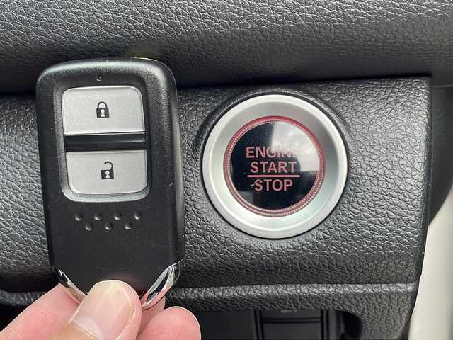 ホンダ シビック タイプR 福岡県 2018(平30)年 2.9万km 白 純正ナビ（Gathers)/クルーズコントロール（追従なし）/CD・DVD再生機能あり/エアロパーツ（フロント・リアアンダー）/ETC/社外カメラ（バックカメラ）/ミュージックプレイヤー接続（ipod)/TV(フルセグ）/純正フロアマット/USB入力端子/純正アルミホイール/盗難防止装置/LEDオートライト/エアバッグ（運転席・助手席）/取扱説明書/保証書/布系シート