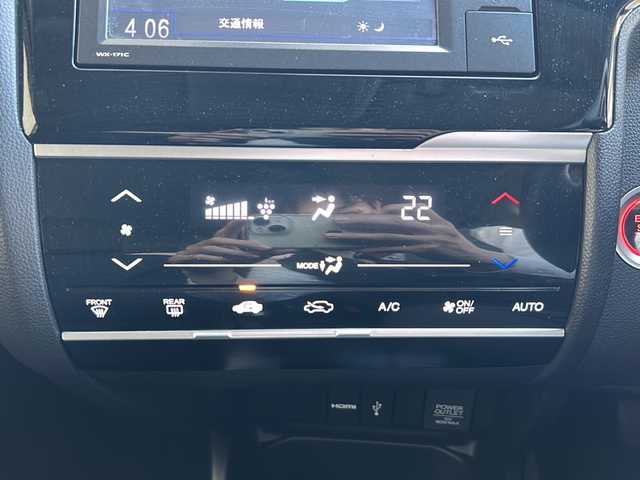 ホンダ フィット 13G L ホンダセンシング 神奈川県 2017(平29)年 7.4万km クリスタルブラックパール 純正ディスプレイオーディオ(AM/FM/CD/USB/ワンセグTV)/バックカメラ/レーダークルーズコントロール/衝突被害軽減ブレーキ/レーンキープアシスト/横滑り防止装置/アイドリングストップ/ビルトインETC/前後ドライブレコーダー/オートライト/純正フロアマット/純正ドアバイザー/ステアリングスイッチ/ISOFIX/社外AW付冬タイヤ積込/スペアキー×1/保証書/取扱説明書