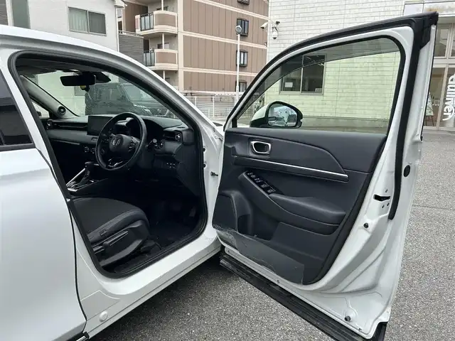 ホンダ ヴェゼル ハイブリッド e:HEV Z 兵庫県 2024(令6)年 1.6万km プラチナホワイトパール ホンダコネクトディスプレイ/プレミアムオーディオ(10スピーカー)/マルチビューカメラ/ホンダセンシング/・追従クルーズコントロール/・誤発進抑制/・近距離衝突軽減ブレーキ/・車線維持システム/・標識認識/・オートハイビーム/・パーキングセンサー/・LEDアクティブコーナリングライト/ハンズフリーパワバックドア/左右独立オートエアコン/ステアリングヒーター/ETC/マット・バイザー/取説・保証書