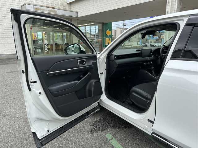 ホンダ ヴェゼル ハイブリッド e:HEV Z 兵庫県 2024(令6)年 1.6万km プラチナホワイトパール ホンダコネクトディスプレイ/プレミアムオーディオ(10スピーカー)/マルチビューカメラ/ホンダセンシング/・追従クルーズコントロール/・誤発進抑制/・近距離衝突軽減ブレーキ/・車線維持システム/・標識認識/・オートハイビーム/・パーキングセンサー/・LEDアクティブコーナリングライト/ハンズフリーパワバックドア/左右独立オートエアコン/ステアリングヒーター/ETC/マット・バイザー/取説・保証書