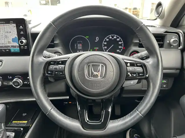 ホンダ ヴェゼル ハイブリッド e:HEV Z 兵庫県 2024(令6)年 1.6万km プラチナホワイトパール ホンダコネクトディスプレイ/プレミアムオーディオ(10スピーカー)/マルチビューカメラ/ホンダセンシング/・追従クルーズコントロール/・誤発進抑制/・近距離衝突軽減ブレーキ/・車線維持システム/・標識認識/・オートハイビーム/・パーキングセンサー/・LEDアクティブコーナリングライト/ハンズフリーパワバックドア/左右独立オートエアコン/ステアリングヒーター/ETC/マット・バイザー/取説・保証書