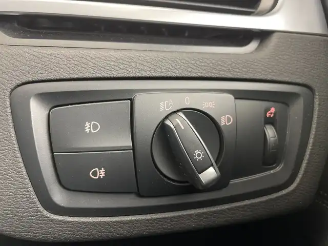 ＢＭＷ Ｘ１ xDrive 18d xライン 道央・札幌 2018(平30)年 5.1万km ミネラルホワイト ・４WD/ディーゼルターボ/・インテリジェントセーフティ/・衝突回避・被害軽減ブレーキ/・ダイナミック・スタビリティ・コントロール/・純正メーカーナビ/・DVD.CD.フルセグ.Bluetooth/・バックカメラ /USB/・パワーバックドア /レザーシート/・運転席+助手席パワーシート/シートヒーター/・ドライブレコーダー360度/・LEDライト/オートライト/・ルームミラー一体型　ETC/・スタッドレスタイヤ積込