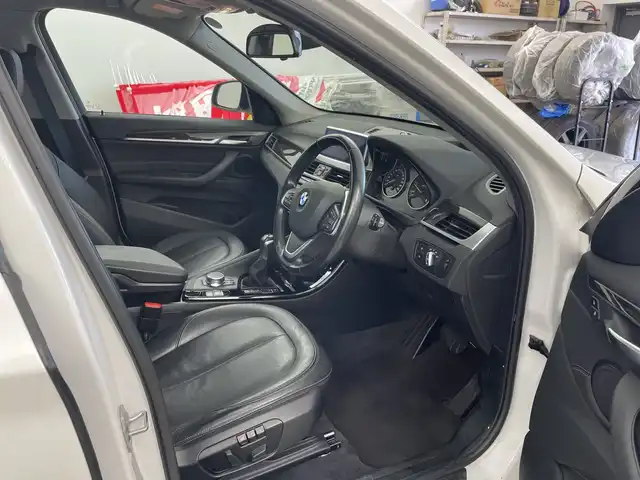 ＢＭＷ Ｘ１ xDrive 18d xライン 道央・札幌 2018(平30)年 5.1万km ミネラルホワイト ・４WD/ディーゼルターボ/・インテリジェントセーフティ/・衝突回避・被害軽減ブレーキ/・ダイナミック・スタビリティ・コントロール/・純正メーカーナビ/・DVD.CD.フルセグ.Bluetooth/・バックカメラ /USB/・パワーバックドア /レザーシート/・運転席+助手席パワーシート/シートヒーター/・ドライブレコーダー360度/・LEDライト/オートライト/・ルームミラー一体型　ETC/・スタッドレスタイヤ積込