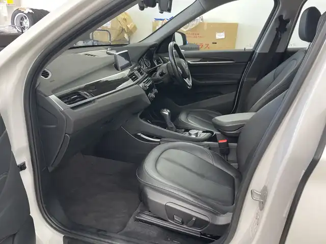 ＢＭＷ Ｘ１ xDrive 18d xライン 道央・札幌 2018(平30)年 5.1万km ミネラルホワイト ・４WD/ディーゼルターボ/・インテリジェントセーフティ/・衝突回避・被害軽減ブレーキ/・ダイナミック・スタビリティ・コントロール/・純正メーカーナビ/・DVD.CD.フルセグ.Bluetooth/・バックカメラ /USB/・パワーバックドア /レザーシート/・運転席+助手席パワーシート/シートヒーター/・ドライブレコーダー360度/・LEDライト/オートライト/・ルームミラー一体型　ETC/・スタッドレスタイヤ積込