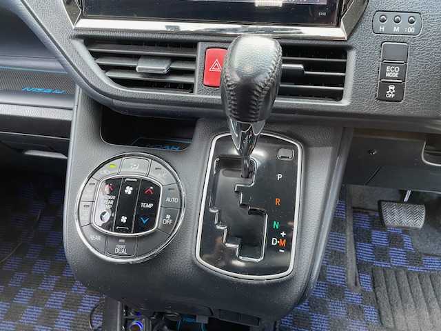 トヨタ ノア Si 神奈川県 2015(平27)年 9.4万km ホワイトパールクリスタルシャイン ワンオーナー/社外ALPINEメモリナビ【EXX10】/・DTV/DVD/CD/BT/・USB/SD/HDMI/バックカメラ/社外フリップダウンモニター/社外デジタルインナーミラー/社外レーダー/ビルトインETC /両側パワースライドドア/前後ドライブレコーダー/社外18インチAW【SHALLEN】/プッシュEgスタート/ストップ/スマートキー×2/オートライト/純正LEDヘッドライト/フォグランプ/ターンランプ付きオートリトラミラー/ドアバイザー/社外フロアマット/取扱説明書/ナビ取扱説明書/新車時保証書