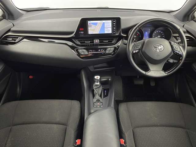 トヨタ Ｃ－ＨＲ S LEDパッケージ 鹿児島県 2019(令1)年 5.1万km ホワイトパールクリスタルシャイン 純正7インチナビ/（CD/DVD/BT/フルセグTV）/レーダークルーズコントロール/プリクラッシュセーフティ/レーンディパーチャーアシスト/電動パーキングブレーキ/オートホールド機能/オートライト/オートマチックハイビーム/バックカメラ/ビルトインETC/純正アルミホイール/純正ドアバイザー/スマートキー/プッシュスタート/取説、保証書