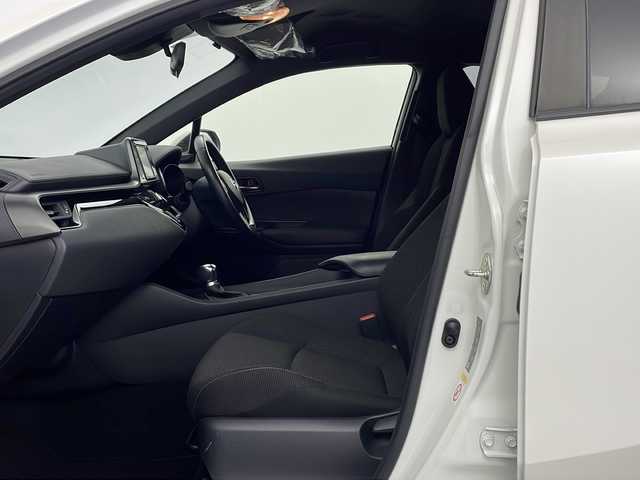トヨタ Ｃ－ＨＲ S LEDパッケージ 鹿児島県 2019(令1)年 5.1万km ホワイトパールクリスタルシャイン 純正7インチナビ/（CD/DVD/BT/フルセグTV）/レーダークルーズコントロール/プリクラッシュセーフティ/レーンディパーチャーアシスト/電動パーキングブレーキ/オートホールド機能/オートライト/オートマチックハイビーム/バックカメラ/ビルトインETC/純正アルミホイール/純正ドアバイザー/スマートキー/プッシュスタート/取説、保証書