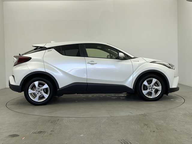 トヨタ Ｃ－ＨＲ S LEDパッケージ 鹿児島県 2019(令1)年 5.1万km ホワイトパールクリスタルシャイン 純正7インチナビ/（CD/DVD/BT/フルセグTV）/レーダークルーズコントロール/プリクラッシュセーフティ/レーンディパーチャーアシスト/電動パーキングブレーキ/オートホールド機能/オートライト/オートマチックハイビーム/バックカメラ/ビルトインETC/純正アルミホイール/純正ドアバイザー/スマートキー/プッシュスタート/取説、保証書
