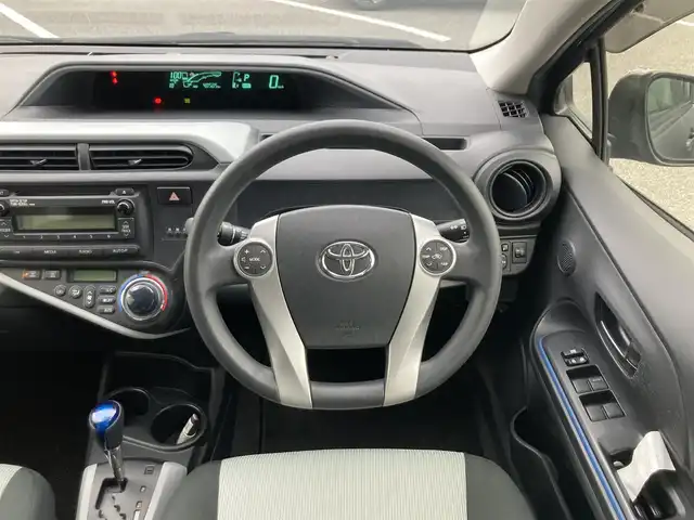 トヨタ アクア S 鳥取県 2013(平25)年 4.9万km グレーメタリック 純正オーディオ/CD/AUX/ETC/社外15インチアルミホイール/プッシュエンジンスタート/スマートキー/アイドリングストップ/ウィンカーミラー/電動格納ミラー/オートライト/ステアリングスイッチ/フロアマット・ドアバイザー/スタットレスアルミセット積込/（2024年製タイヤ溝８部山）