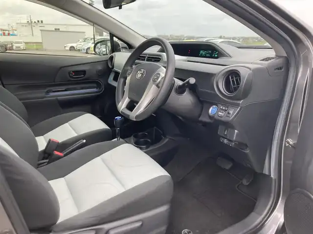 トヨタ アクア S 鳥取県 2013(平25)年 4.9万km グレーメタリック 純正オーディオ/CD/AUX/ETC/社外15インチアルミホイール/プッシュエンジンスタート/スマートキー/アイドリングストップ/ウィンカーミラー/電動格納ミラー/オートライト/ステアリングスイッチ/フロアマット・ドアバイザー/スタットレスアルミセット積込/（2024年製タイヤ溝８部山）