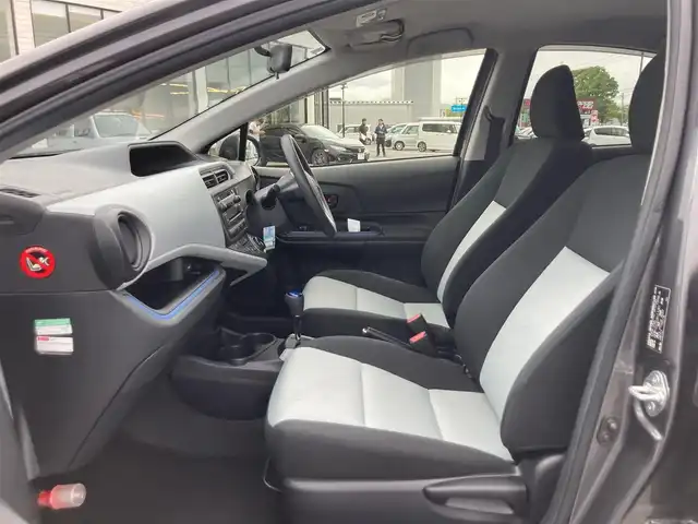 トヨタ アクア S 鳥取県 2013(平25)年 4.9万km グレーメタリック 純正オーディオ/CD/AUX/ETC/社外15インチアルミホイール/プッシュエンジンスタート/スマートキー/アイドリングストップ/ウィンカーミラー/電動格納ミラー/オートライト/ステアリングスイッチ/フロアマット・ドアバイザー/スタットレスアルミセット積込/（2024年製タイヤ溝８部山）
