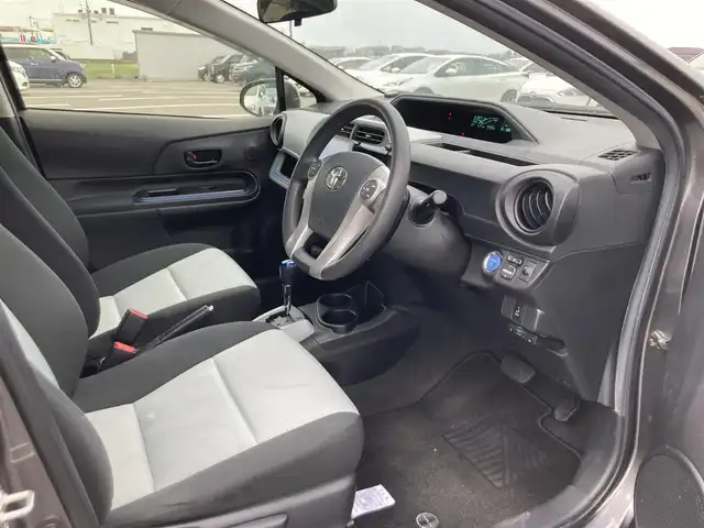 トヨタ アクア S 鳥取県 2013(平25)年 4.9万km グレーメタリック 社外ディスプレイオーディオ/ETC/社外15インチアルミホイール/プッシュエンジンスタート/スマートキー/アイドリングストップ/ウィンカーミラー/電動格納ミラー/オートライト/ステアリングスイッチ/フロアマット・ドアバイザー/スタットレスアルミセット積込/（2024年製タイヤ溝８部山）