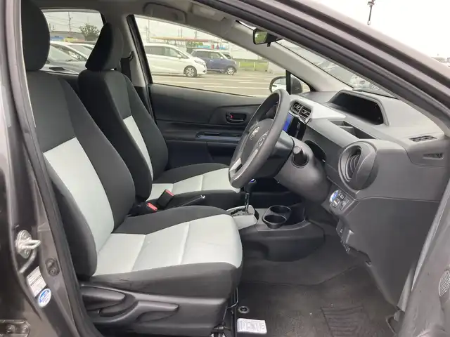 トヨタ アクア S 鳥取県 2013(平25)年 4.9万km グレーメタリック 社外ディスプレイオーディオ/ETC/社外15インチアルミホイール/プッシュエンジンスタート/スマートキー/アイドリングストップ/ウィンカーミラー/電動格納ミラー/オートライト/ステアリングスイッチ/フロアマット・ドアバイザー/スタットレスアルミセット積込/（2024年製タイヤ溝８部山）