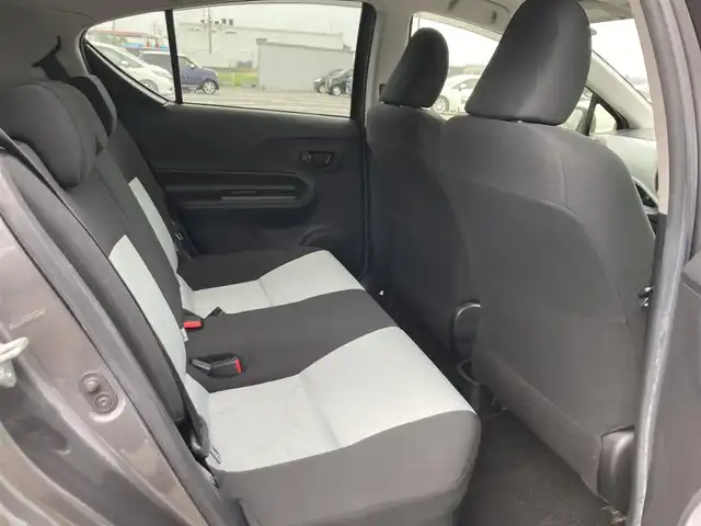 トヨタ アクア S 鳥取県 2013(平25)年 4.9万km グレーメタリック 社外ディスプレイオーディオ/ETC/社外15インチアルミホイール/プッシュエンジンスタート/スマートキー/アイドリングストップ/ウィンカーミラー/電動格納ミラー/オートライト/ステアリングスイッチ/フロアマット・ドアバイザー/スタットレスアルミセット積込/（2024年製タイヤ溝８部山）