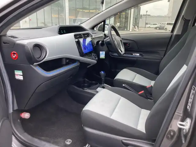 トヨタ アクア S 鳥取県 2013(平25)年 4.9万km グレーメタリック 社外ディスプレイオーディオ/ETC/社外15インチアルミホイール/プッシュエンジンスタート/スマートキー/アイドリングストップ/ウィンカーミラー/電動格納ミラー/オートライト/ステアリングスイッチ/フロアマット・ドアバイザー/スタットレスアルミセット積込/（2024年製タイヤ溝８部山）