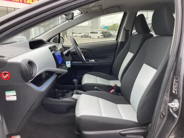 トヨタ アクア S 鳥取県 2013(平25)年 4.9万km グレーメタリック 社外ディスプレイオーディオ/ETC/社外15インチアルミホイール/プッシュエンジンスタート/スマートキー/アイドリングストップ/ウィンカーミラー/電動格納ミラー/オートライト/ステアリングスイッチ/フロアマット・ドアバイザー/スタットレスアルミセット積込/（2024年製タイヤ溝８部山）