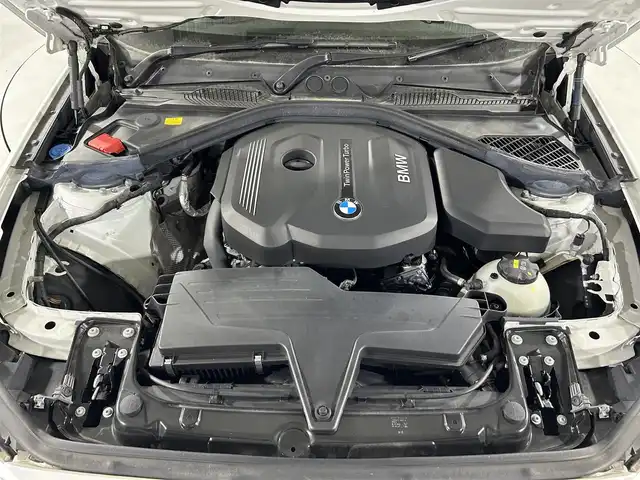 ＢＭＷ １１８ｉ セレブレーションEDマイスタイル 佐賀県 2016(平28)年 1.5万km アルピンホワイトⅢ 純正ナビ/（ＡＭ/ＦＭ/CD/DVD/Bluetooth/フルセグTV）/Rクリアランスソナー/バックカメラ/クルーズコントロール(追従あり)/ステアリングリモコン/横滑り防止装置/アイドリングストップ/オートエアコン/オールオートパワーウィンドウ/ETC/オートライト/スマートキー/スペアキー有/プッシュスタート/USB入力端子/純正フロアマット/純正17インチアルミホイール