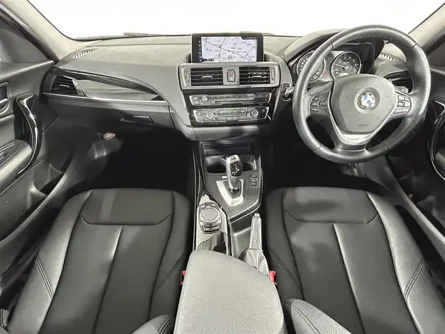 ＢＭＷ １１８ｉ セレブレーションEDマイスタイル 佐賀県 2016(平28)年 1.5万km アルピンホワイトⅢ 純正ナビ/（ＡＭ/ＦＭ/CD/DVD/Bluetooth/フルセグTV）/Rクリアランスソナー/バックカメラ/クルーズコントロール(追従あり)/ステアリングリモコン/横滑り防止装置/アイドリングストップ/オートエアコン/オールオートパワーウィンドウ/ETC/オートライト/スマートキー/スペアキー有/プッシュスタート/USB入力端子/純正フロアマット/純正17インチアルミホイール