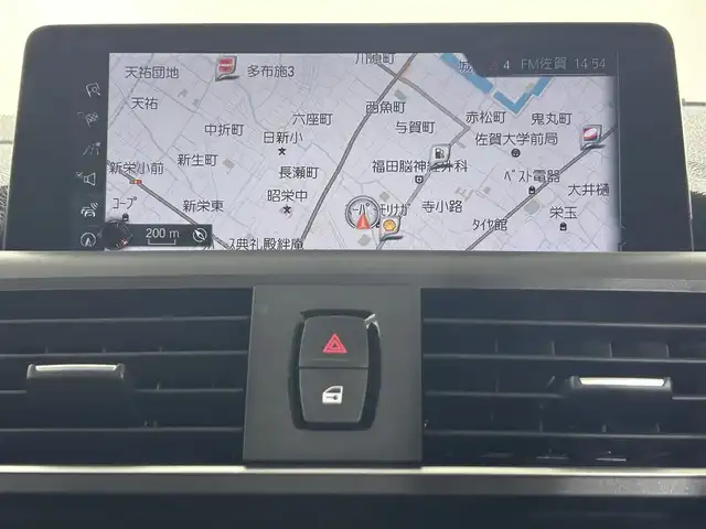 ＢＭＷ １１８ｉ セレブレーションEDマイスタイル 佐賀県 2016(平28)年 1.5万km アルピンホワイトⅢ 純正ナビ/（ＡＭ/ＦＭ/CD/DVD/Bluetooth/フルセグTV）/Rクリアランスソナー/バックカメラ/クルーズコントロール(追従あり)/ステアリングリモコン/横滑り防止装置/アイドリングストップ/オートエアコン/オールオートパワーウィンドウ/ETC/オートライト/スマートキー/スペアキー有/プッシュスタート/USB入力端子/純正フロアマット/純正17インチアルミホイール