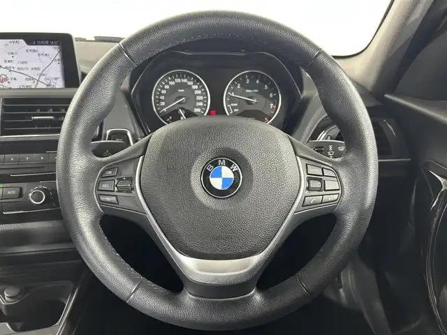 ＢＭＷ １１８ｉ セレブレーションEDマイスタイル 佐賀県 2016(平28)年 1.5万km アルピンホワイトⅢ 純正ナビ/（ＡＭ/ＦＭ/CD/DVD/Bluetooth/フルセグTV）/Rクリアランスソナー/バックカメラ/クルーズコントロール(追従あり)/ステアリングリモコン/横滑り防止装置/アイドリングストップ/オートエアコン/オールオートパワーウィンドウ/ETC/オートライト/スマートキー/スペアキー有/プッシュスタート/USB入力端子/純正フロアマット/純正17インチアルミホイール