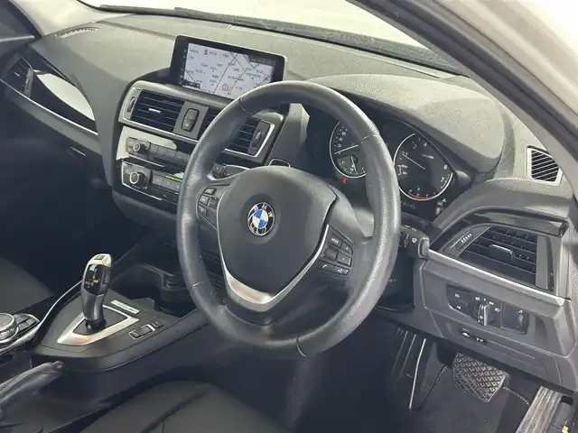 ＢＭＷ １１８ｉ セレブレーションEDマイスタイル 佐賀県 2016(平28)年 1.5万km アルピンホワイトⅢ 純正ナビ/（ＡＭ/ＦＭ/CD/DVD/Bluetooth/フルセグTV）/Rクリアランスソナー/バックカメラ/クルーズコントロール(追従あり)/ステアリングリモコン/横滑り防止装置/アイドリングストップ/オートエアコン/オールオートパワーウィンドウ/ETC/オートライト/スマートキー/スペアキー有/プッシュスタート/USB入力端子/純正フロアマット/純正17インチアルミホイール