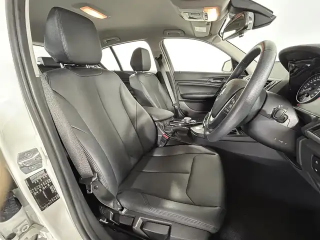 ＢＭＷ １１８ｉ セレブレーションEDマイスタイル 佐賀県 2016(平28)年 1.5万km アルピンホワイトⅢ 純正ナビ/（ＡＭ/ＦＭ/CD/DVD/Bluetooth/フルセグTV）/Rクリアランスソナー/バックカメラ/クルーズコントロール(追従あり)/ステアリングリモコン/横滑り防止装置/アイドリングストップ/オートエアコン/オールオートパワーウィンドウ/ETC/オートライト/スマートキー/スペアキー有/プッシュスタート/USB入力端子/純正フロアマット/純正17インチアルミホイール