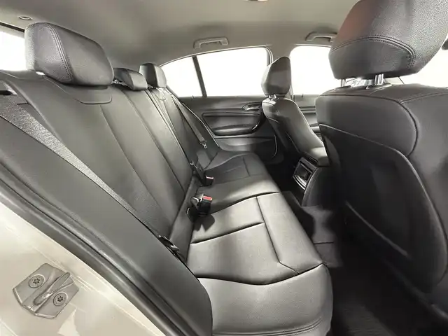 ＢＭＷ １１８ｉ セレブレーションEDマイスタイル 佐賀県 2016(平28)年 1.5万km アルピンホワイトⅢ 純正ナビ/（ＡＭ/ＦＭ/CD/DVD/Bluetooth/フルセグTV）/Rクリアランスソナー/バックカメラ/クルーズコントロール(追従あり)/ステアリングリモコン/横滑り防止装置/アイドリングストップ/オートエアコン/オールオートパワーウィンドウ/ETC/オートライト/スマートキー/スペアキー有/プッシュスタート/USB入力端子/純正フロアマット/純正17インチアルミホイール