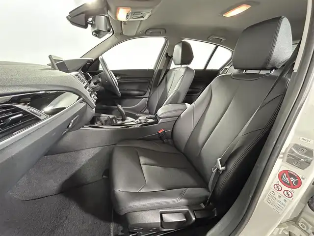 ＢＭＷ １１８ｉ セレブレーションEDマイスタイル 佐賀県 2016(平28)年 1.5万km アルピンホワイトⅢ 純正ナビ/（ＡＭ/ＦＭ/CD/DVD/Bluetooth/フルセグTV）/Rクリアランスソナー/バックカメラ/クルーズコントロール(追従あり)/ステアリングリモコン/横滑り防止装置/アイドリングストップ/オートエアコン/オールオートパワーウィンドウ/ETC/オートライト/スマートキー/スペアキー有/プッシュスタート/USB入力端子/純正フロアマット/純正17インチアルミホイール