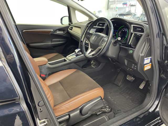 ホンダ シャトル ハイブリッド Z スタイルエディション 岐阜県 2016(平28)年 5.6万km ミッドナイトブルービームM 純正メモリナビ【VXM-165VFi】/・フルセグ/BT/CD/DVD/バックカメラ/ビルトインETC/ハーフレザーシート/・シートヒーター/革巻きステアリング/・ステアリングスイッチ/・パドルシフト/・クルーズコントロール/衝突軽減ブレーキ/ドライブレコーダー/純正フロアマット/純正ドアバイザー/ルーフレール/LEDヘッドライト/・フォグランプ