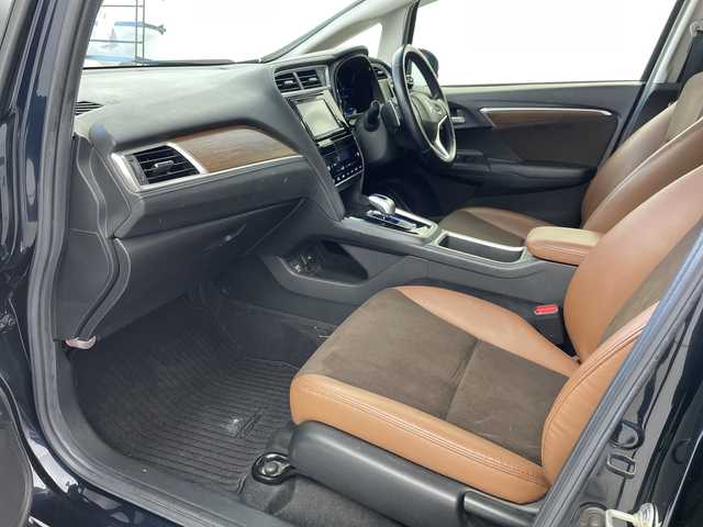 ホンダ シャトル ハイブリッド Z スタイルエディション 岐阜県 2016(平28)年 5.6万km ミッドナイトブルービームM 純正メモリナビ【VXM-165VFi】/・フルセグ/BT/CD/DVD/バックカメラ/ビルトインETC/ハーフレザーシート/・シートヒーター/革巻きステアリング/・ステアリングスイッチ/・パドルシフト/・クルーズコントロール/衝突軽減ブレーキ/ドライブレコーダー/純正フロアマット/純正ドアバイザー/ルーフレール/LEDヘッドライト/・フォグランプ