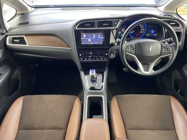 ホンダ シャトル ハイブリッド Z スタイルエディション 岐阜県 2016(平28)年 5.6万km ミッドナイトブルービームM 純正メモリナビ【VXM-165VFi】/・フルセグ/BT/CD/DVD/バックカメラ/ビルトインETC/ハーフレザーシート/・シートヒーター/革巻きステアリング/・ステアリングスイッチ/・パドルシフト/・クルーズコントロール/衝突軽減ブレーキ/ドライブレコーダー/純正フロアマット/純正ドアバイザー/ルーフレール/LEDヘッドライト/・フォグランプ