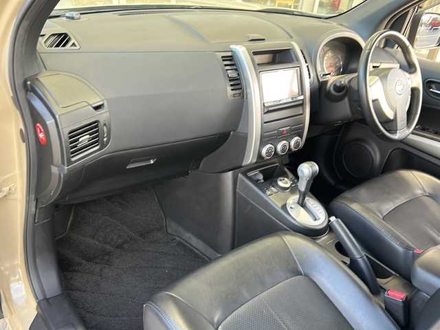 日産 エクストレイル 20Xtt 静岡県 2012(平24)年 10.1万km ダイヤモンドブラック 社外ナビ/・CD/DVD/SD/Bluetooth/ipod/USB/・ラジオ/フルセグTV/主要装備/・クルーズコントロール　/・シートヒーター　/・ＥＴＣ　/・オートライト　/・ダウンヒルアシストコントロール　/・フォグランプ　/・レーザーシート　/・横滑り防止装置　/・純正アルミホイール　/・パワーステアリング　/・パワーウィンドウ/・プッシュスタート/・スマートキー