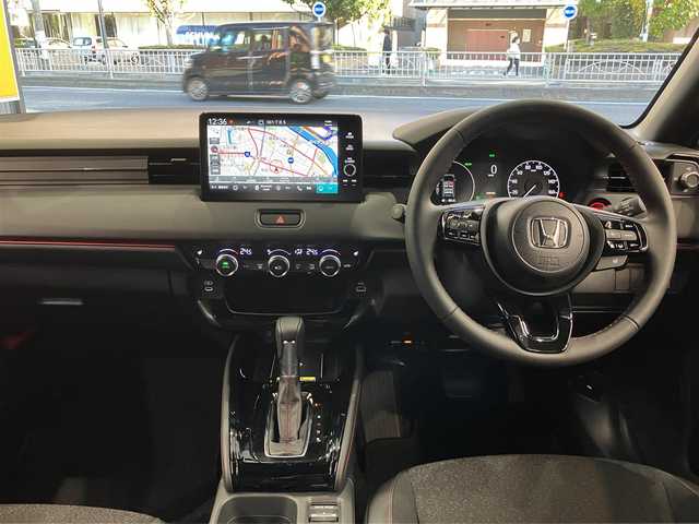 ホンダ ヴェゼル ハイブリッド e:HEV RS 東京都 2025(令7)年 0.1万km プラチナホワイトパール ホンダセンシング/●衝突軽減ブレーキ（CMBS）/●先行車発進お知らせ機能/●歩行者事故低減ステアリング/●路外逸脱抑制機能/●標識認識機能/●渋滞追従機能付アダプティブクルーズコントロール（ACC）/●車線維持支援システム（LKAS）/●トラフィックジャムアシスト（渋滞運転支援機能）/●ブラインドスポットインフォメーション［タイプ別設定］/●誤発進抑制機能●後方誤発進抑制機能/●近距離衝突軽減ブレーキ/●急アクセル抑制機能/●パーキングセンサーシステム/●後退出庫サポート/●オートハイビーム/●アダプティブドライビングビーム/ワンオーナー/ホンダコネクトディスプレイ/・インターナビ・9インチワイドディスプレイ/・地デジ・リアワイドカメラ・ハンズフリー機能/・後退出庫サポート・信号情報活用支援システム/・ステアリングスイッチ/AppleCarPlay ・Android auto/おくだけ充電/ハンズフリーパワーバックドア/パドルシフト/ステリングヒーター・シートヒーター /LEDヘッドライト/USB端子/コーナーセンサー/ビルトインETC2.0/プッシュスタート/保証書・取扱説明書・スペアキー