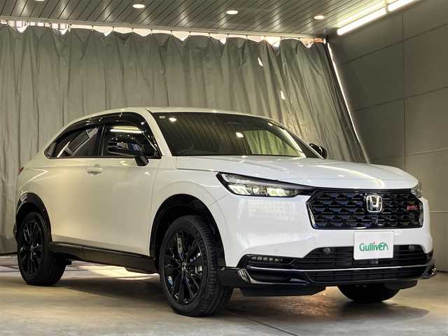 ホンダ ヴェゼル ハイブリッド e:HEV RS 東京都 2025(令7)年 0.1万km プラチナホワイトパール ホンダセンシング/●衝突軽減ブレーキ（CMBS）/●先行車発進お知らせ機能/●歩行者事故低減ステアリング/●路外逸脱抑制機能/●標識認識機能/●渋滞追従機能付アダプティブクルーズコントロール（ACC）/●車線維持支援システム（LKAS）/●トラフィックジャムアシスト（渋滞運転支援機能）/●ブラインドスポットインフォメーション［タイプ別設定］/●誤発進抑制機能●後方誤発進抑制機能/●近距離衝突軽減ブレーキ/●急アクセル抑制機能/●パーキングセンサーシステム/●後退出庫サポート/●オートハイビーム/●アダプティブドライビングビーム/ワンオーナー/ホンダコネクトディスプレイ/・インターナビ・9インチワイドディスプレイ/・地デジ・リアワイドカメラ・ハンズフリー機能/・後退出庫サポート・信号情報活用支援システム/・ステアリングスイッチ/AppleCarPlay ・Android auto/おくだけ充電/ハンズフリーパワーバックドア/パドルシフト/ステリングヒーター・シートヒーター /LEDヘッドライト/USB端子/コーナーセンサー/ビルトインETC2.0/プッシュスタート/保証書・取扱説明書・スペアキー