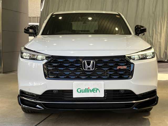 ホンダ ヴェゼル ハイブリッド e:HEV RS 東京都 2025(令7)年 0.1万km プラチナホワイトパール ホンダセンシング/●衝突軽減ブレーキ（CMBS）/●先行車発進お知らせ機能/●歩行者事故低減ステアリング/●路外逸脱抑制機能/●標識認識機能/●渋滞追従機能付アダプティブクルーズコントロール（ACC）/●車線維持支援システム（LKAS）/●トラフィックジャムアシスト（渋滞運転支援機能）/●ブラインドスポットインフォメーション［タイプ別設定］/●誤発進抑制機能●後方誤発進抑制機能/●近距離衝突軽減ブレーキ/●急アクセル抑制機能/●パーキングセンサーシステム/●後退出庫サポート/●オートハイビーム/●アダプティブドライビングビーム/ワンオーナー/ホンダコネクトディスプレイ/・インターナビ・9インチワイドディスプレイ/・地デジ・リアワイドカメラ・ハンズフリー機能/・後退出庫サポート・信号情報活用支援システム/・ステアリングスイッチ/AppleCarPlay ・Android auto/おくだけ充電/ハンズフリーパワーバックドア/パドルシフト/ステリングヒーター・シートヒーター /LEDヘッドライト/USB端子/コーナーセンサー/ビルトインETC2.0/プッシュスタート/保証書・取扱説明書・スペアキー