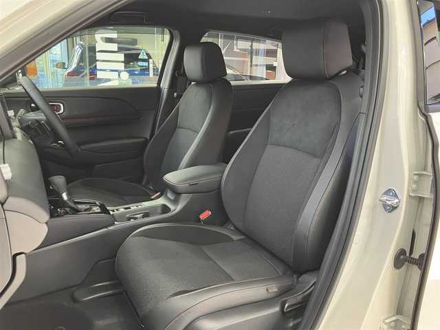 ホンダ ヴェゼル ハイブリッド e:HEV RS 東京都 2025(令7)年 0.1万km プラチナホワイトパール ホンダセンシング/●衝突軽減ブレーキ（CMBS）/●先行車発進お知らせ機能/●歩行者事故低減ステアリング/●路外逸脱抑制機能/●標識認識機能/●渋滞追従機能付アダプティブクルーズコントロール（ACC）/●車線維持支援システム（LKAS）/●トラフィックジャムアシスト（渋滞運転支援機能）/●ブラインドスポットインフォメーション［タイプ別設定］/●誤発進抑制機能●後方誤発進抑制機能/●近距離衝突軽減ブレーキ/●急アクセル抑制機能/●パーキングセンサーシステム/●後退出庫サポート/●オートハイビーム/●アダプティブドライビングビーム/ワンオーナー/ホンダコネクトディスプレイ/・インターナビ・9インチワイドディスプレイ/・地デジ・リアワイドカメラ・ハンズフリー機能/・後退出庫サポート・信号情報活用支援システム/・ステアリングスイッチ/AppleCarPlay ・Android auto/おくだけ充電/ハンズフリーパワーバックドア/パドルシフト/ステリングヒーター・シートヒーター /LEDヘッドライト/USB端子/コーナーセンサー/ビルトインETC2.0/プッシュスタート/保証書・取扱説明書・スペアキー