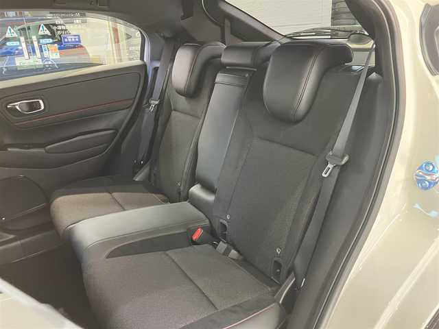 ホンダ ヴェゼル ハイブリッド e:HEV RS 東京都 2025(令7)年 0.1万km プラチナホワイトパール ホンダセンシング/●衝突軽減ブレーキ（CMBS）/●先行車発進お知らせ機能/●歩行者事故低減ステアリング/●路外逸脱抑制機能/●標識認識機能/●渋滞追従機能付アダプティブクルーズコントロール（ACC）/●車線維持支援システム（LKAS）/●トラフィックジャムアシスト（渋滞運転支援機能）/●ブラインドスポットインフォメーション［タイプ別設定］/●誤発進抑制機能●後方誤発進抑制機能/●近距離衝突軽減ブレーキ/●急アクセル抑制機能/●パーキングセンサーシステム/●後退出庫サポート/●オートハイビーム/●アダプティブドライビングビーム/ワンオーナー/ホンダコネクトディスプレイ/・インターナビ・9インチワイドディスプレイ/・地デジ・リアワイドカメラ・ハンズフリー機能/・後退出庫サポート・信号情報活用支援システム/・ステアリングスイッチ/AppleCarPlay ・Android auto/おくだけ充電/ハンズフリーパワーバックドア/パドルシフト/ステリングヒーター・シートヒーター /LEDヘッドライト/USB端子/コーナーセンサー/ビルトインETC2.0/プッシュスタート/保証書・取扱説明書・スペアキー