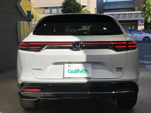 ホンダ ヴェゼル ハイブリッド e:HEV RS 東京都 2025(令7)年 0.1万km プラチナホワイトパール ホンダセンシング/●衝突軽減ブレーキ（CMBS）/●先行車発進お知らせ機能/●歩行者事故低減ステアリング/●路外逸脱抑制機能/●標識認識機能/●渋滞追従機能付アダプティブクルーズコントロール（ACC）/●車線維持支援システム（LKAS）/●トラフィックジャムアシスト（渋滞運転支援機能）/●ブラインドスポットインフォメーション［タイプ別設定］/●誤発進抑制機能●後方誤発進抑制機能/●近距離衝突軽減ブレーキ/●急アクセル抑制機能/●パーキングセンサーシステム/●後退出庫サポート/●オートハイビーム/●アダプティブドライビングビーム/ワンオーナー/ホンダコネクトディスプレイ/・インターナビ・9インチワイドディスプレイ/・地デジ・リアワイドカメラ・ハンズフリー機能/・後退出庫サポート・信号情報活用支援システム/・ステアリングスイッチ/AppleCarPlay ・Android auto/おくだけ充電/ハンズフリーパワーバックドア/パドルシフト/ステリングヒーター・シートヒーター /LEDヘッドライト/USB端子/コーナーセンサー/ビルトインETC2.0/プッシュスタート/保証書・取扱説明書・スペアキー