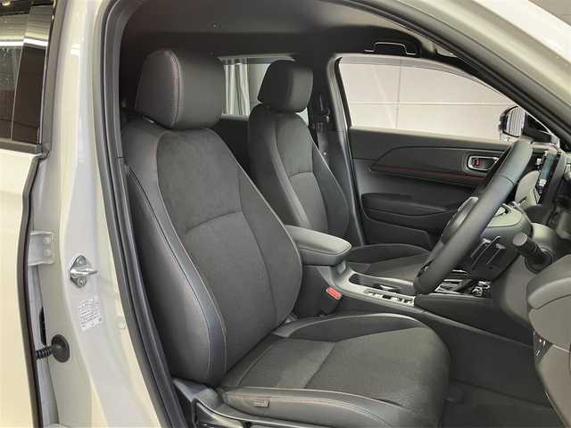 ホンダ ヴェゼル ハイブリッド e:HEV RS 東京都 2025(令7)年 0.1万km プラチナホワイトパール ホンダセンシング/●衝突軽減ブレーキ（CMBS）/●先行車発進お知らせ機能/●歩行者事故低減ステアリング/●路外逸脱抑制機能/●標識認識機能/●渋滞追従機能付アダプティブクルーズコントロール（ACC）/●車線維持支援システム（LKAS）/●トラフィックジャムアシスト（渋滞運転支援機能）/●ブラインドスポットインフォメーション［タイプ別設定］/●誤発進抑制機能●後方誤発進抑制機能/●近距離衝突軽減ブレーキ/●急アクセル抑制機能/●パーキングセンサーシステム/●後退出庫サポート/●オートハイビーム/●アダプティブドライビングビーム/ワンオーナー/ホンダコネクトディスプレイ/・インターナビ・9インチワイドディスプレイ/・地デジ・リアワイドカメラ・ハンズフリー機能/・後退出庫サポート・信号情報活用支援システム/・ステアリングスイッチ/AppleCarPlay ・Android auto/おくだけ充電/ハンズフリーパワーバックドア/パドルシフト/ステリングヒーター・シートヒーター /LEDヘッドライト/USB端子/コーナーセンサー/ビルトインETC2.0/プッシュスタート/保証書・取扱説明書・スペアキー