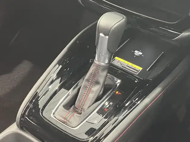 ホンダ ヴェゼル ハイブリッド e:HEV RS 東京都 2025(令7)年 0.1万km プラチナホワイトパール ホンダセンシング/●衝突軽減ブレーキ（CMBS）/●先行車発進お知らせ機能/●歩行者事故低減ステアリング/●路外逸脱抑制機能/●標識認識機能/●渋滞追従機能付アダプティブクルーズコントロール（ACC）/●車線維持支援システム（LKAS）/●トラフィックジャムアシスト（渋滞運転支援機能）/●ブラインドスポットインフォメーション［タイプ別設定］/●誤発進抑制機能●後方誤発進抑制機能/●近距離衝突軽減ブレーキ/●急アクセル抑制機能/●パーキングセンサーシステム/●後退出庫サポート/●オートハイビーム/●アダプティブドライビングビーム/ワンオーナー/ホンダコネクトディスプレイ/・インターナビ・9インチワイドディスプレイ/・地デジ・リアワイドカメラ・ハンズフリー機能/・後退出庫サポート・信号情報活用支援システム/・ステアリングスイッチ/AppleCarPlay ・Android auto/おくだけ充電/ハンズフリーパワーバックドア/パドルシフト/ステリングヒーター・シートヒーター /LEDヘッドライト/USB端子/コーナーセンサー/ビルトインETC2.0/プッシュスタート/保証書・取扱説明書・スペアキー