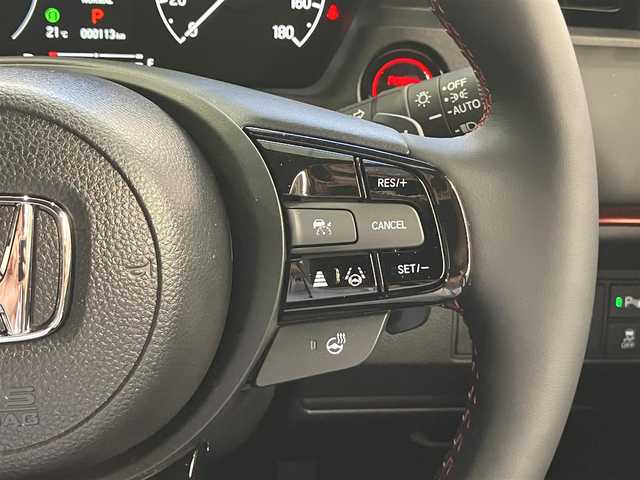 ホンダ ヴェゼル ハイブリッド e:HEV RS 東京都 2025(令7)年 0.1万km プラチナホワイトパール ホンダセンシング/●衝突軽減ブレーキ（CMBS）/●先行車発進お知らせ機能/●歩行者事故低減ステアリング/●路外逸脱抑制機能/●標識認識機能/●渋滞追従機能付アダプティブクルーズコントロール（ACC）/●車線維持支援システム（LKAS）/●トラフィックジャムアシスト（渋滞運転支援機能）/●ブラインドスポットインフォメーション［タイプ別設定］/●誤発進抑制機能●後方誤発進抑制機能/●近距離衝突軽減ブレーキ/●急アクセル抑制機能/●パーキングセンサーシステム/●後退出庫サポート/●オートハイビーム/●アダプティブドライビングビーム/ワンオーナー/ホンダコネクトディスプレイ/・インターナビ・9インチワイドディスプレイ/・地デジ・リアワイドカメラ・ハンズフリー機能/・後退出庫サポート・信号情報活用支援システム/・ステアリングスイッチ/AppleCarPlay ・Android auto/おくだけ充電/ハンズフリーパワーバックドア/パドルシフト/ステリングヒーター・シートヒーター /LEDヘッドライト/USB端子/コーナーセンサー/ビルトインETC2.0/プッシュスタート/保証書・取扱説明書・スペアキー