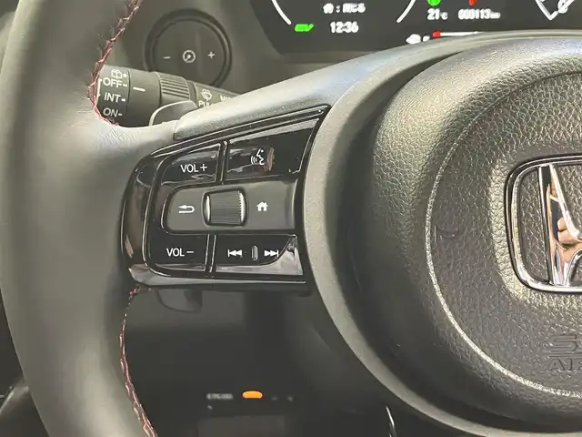 ホンダ ヴェゼル ハイブリッド e:HEV RS 東京都 2025(令7)年 0.1万km プラチナホワイトパール ホンダセンシング/●衝突軽減ブレーキ（CMBS）/●先行車発進お知らせ機能/●歩行者事故低減ステアリング/●路外逸脱抑制機能/●標識認識機能/●渋滞追従機能付アダプティブクルーズコントロール（ACC）/●車線維持支援システム（LKAS）/●トラフィックジャムアシスト（渋滞運転支援機能）/●ブラインドスポットインフォメーション［タイプ別設定］/●誤発進抑制機能●後方誤発進抑制機能/●近距離衝突軽減ブレーキ/●急アクセル抑制機能/●パーキングセンサーシステム/●後退出庫サポート/●オートハイビーム/●アダプティブドライビングビーム/ワンオーナー/ホンダコネクトディスプレイ/・インターナビ・9インチワイドディスプレイ/・地デジ・リアワイドカメラ・ハンズフリー機能/・後退出庫サポート・信号情報活用支援システム/・ステアリングスイッチ/AppleCarPlay ・Android auto/おくだけ充電/ハンズフリーパワーバックドア/パドルシフト/ステリングヒーター・シートヒーター /LEDヘッドライト/USB端子/コーナーセンサー/ビルトインETC2.0/プッシュスタート/保証書・取扱説明書・スペアキー