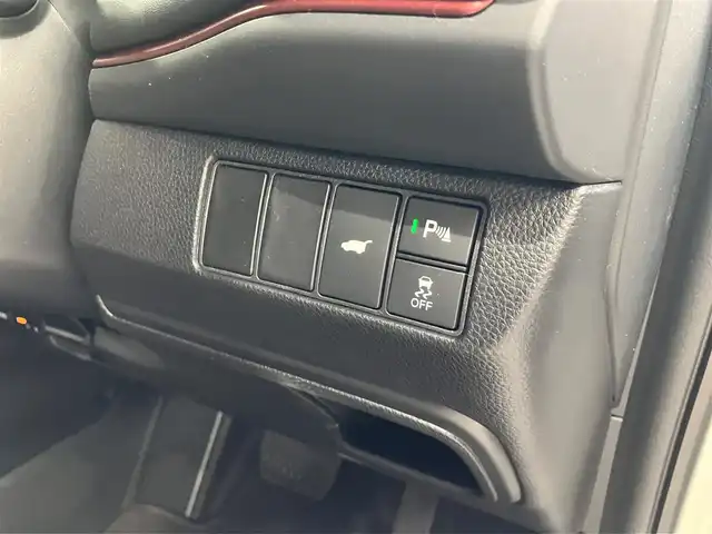 ホンダ ヴェゼル ハイブリッド e:HEV RS 東京都 2025(令7)年 0.1万km プラチナホワイトパール ホンダセンシング/●衝突軽減ブレーキ（CMBS）/●先行車発進お知らせ機能/●歩行者事故低減ステアリング/●路外逸脱抑制機能/●標識認識機能/●渋滞追従機能付アダプティブクルーズコントロール（ACC）/●車線維持支援システム（LKAS）/●トラフィックジャムアシスト（渋滞運転支援機能）/●ブラインドスポットインフォメーション［タイプ別設定］/●誤発進抑制機能●後方誤発進抑制機能/●近距離衝突軽減ブレーキ/●急アクセル抑制機能/●パーキングセンサーシステム/●後退出庫サポート/●オートハイビーム/●アダプティブドライビングビーム/ワンオーナー/ホンダコネクトディスプレイ/・インターナビ・9インチワイドディスプレイ/・地デジ・リアワイドカメラ・ハンズフリー機能/・後退出庫サポート・信号情報活用支援システム/・ステアリングスイッチ/AppleCarPlay ・Android auto/おくだけ充電/ハンズフリーパワーバックドア/パドルシフト/ステリングヒーター・シートヒーター /LEDヘッドライト/USB端子/コーナーセンサー/ビルトインETC2.0/プッシュスタート/保証書・取扱説明書・スペアキー