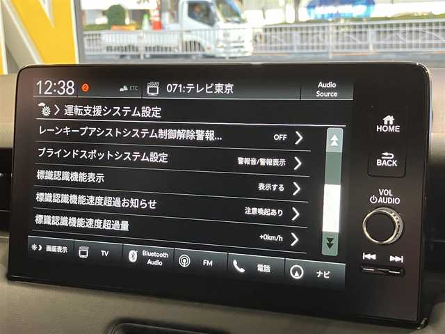 ホンダ ヴェゼル ハイブリッド e:HEV RS 東京都 2025(令7)年 0.1万km プラチナホワイトパール ホンダセンシング/●衝突軽減ブレーキ（CMBS）/●先行車発進お知らせ機能/●歩行者事故低減ステアリング/●路外逸脱抑制機能/●標識認識機能/●渋滞追従機能付アダプティブクルーズコントロール（ACC）/●車線維持支援システム（LKAS）/●トラフィックジャムアシスト（渋滞運転支援機能）/●ブラインドスポットインフォメーション［タイプ別設定］/●誤発進抑制機能●後方誤発進抑制機能/●近距離衝突軽減ブレーキ/●急アクセル抑制機能/●パーキングセンサーシステム/●後退出庫サポート/●オートハイビーム/●アダプティブドライビングビーム/ワンオーナー/ホンダコネクトディスプレイ/・インターナビ・9インチワイドディスプレイ/・地デジ・リアワイドカメラ・ハンズフリー機能/・後退出庫サポート・信号情報活用支援システム/・ステアリングスイッチ/AppleCarPlay ・Android auto/おくだけ充電/ハンズフリーパワーバックドア/パドルシフト/ステリングヒーター・シートヒーター /LEDヘッドライト/USB端子/コーナーセンサー/ビルトインETC2.0/プッシュスタート/保証書・取扱説明書・スペアキー