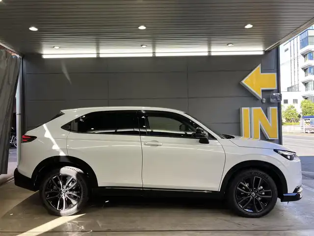 ホンダ ヴェゼル ハイブリッド e:HEV RS 東京都 2025(令7)年 0.1万km プラチナホワイトパール ホンダセンシング/●衝突軽減ブレーキ（CMBS）/●先行車発進お知らせ機能/●歩行者事故低減ステアリング/●路外逸脱抑制機能/●標識認識機能/●渋滞追従機能付アダプティブクルーズコントロール（ACC）/●車線維持支援システム（LKAS）/●トラフィックジャムアシスト（渋滞運転支援機能）/●ブラインドスポットインフォメーション［タイプ別設定］/●誤発進抑制機能●後方誤発進抑制機能/●近距離衝突軽減ブレーキ/●急アクセル抑制機能/●パーキングセンサーシステム/●後退出庫サポート/●オートハイビーム/●アダプティブドライビングビーム/ワンオーナー/ホンダコネクトディスプレイ/・インターナビ・9インチワイドディスプレイ/・地デジ・リアワイドカメラ・ハンズフリー機能/・後退出庫サポート・信号情報活用支援システム/・ステアリングスイッチ/AppleCarPlay ・Android auto/おくだけ充電/ハンズフリーパワーバックドア/パドルシフト/ステリングヒーター・シートヒーター /LEDヘッドライト/USB端子/コーナーセンサー/ビルトインETC2.0/プッシュスタート/保証書・取扱説明書・スペアキー