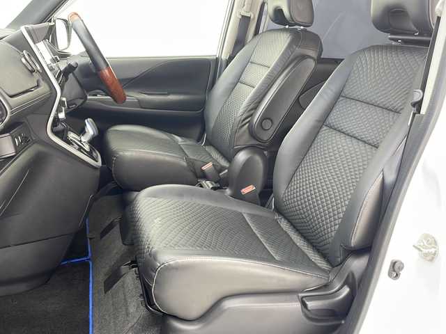 日産 セレナ e－パワー ハイウェイスター V 沖縄県 2019(令1)年 11.1万km ブリリアントホワイトパール 純正９インチナビ(MM518D-L)/（フルセグＴＶ　ＤＶＤ　Ｂｌｕｅｔｏｏｔｈ）/アラウンドビューモニター/ビルトインＥＴＣ/ドライブレコーダー/フリップダウンモニター/プロパイロット/クルーズコントロール/ステアリングスイッチ/レザーシート/デジタルインナーミラー/両側パワースライドドア/クリアランスソナー/サンシェード/スマートキー/プッシュスタート/LEDヘッドライト/オートライト/純正フロアマット/純正15インチアルミホイール/保証書/取扱説明書