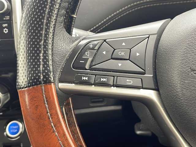 日産 セレナ e－パワー ハイウェイスター V 沖縄県 2019(令1)年 11.1万km ブリリアントホワイトパール 純正９インチナビ(MM518D-L)/（フルセグＴＶ　ＤＶＤ　Ｂｌｕｅｔｏｏｔｈ）/アラウンドビューモニター/ビルトインＥＴＣ/ドライブレコーダー/フリップダウンモニター/プロパイロット/クルーズコントロール/ステアリングスイッチ/レザーシート/デジタルインナーミラー/両側パワースライドドア/クリアランスソナー/サンシェード/スマートキー/プッシュスタート/LEDヘッドライト/オートライト/純正フロアマット/純正15インチアルミホイール/保証書/取扱説明書