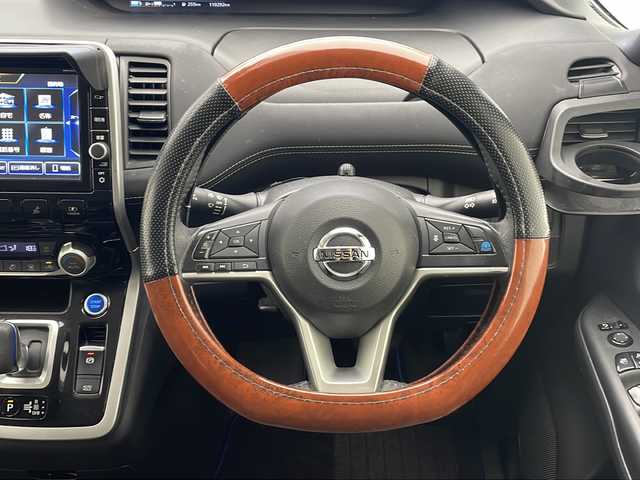 日産 セレナ e－パワー ハイウェイスター V 沖縄県 2019(令1)年 11.1万km ブリリアントホワイトパール 純正９インチナビ(MM518D-L)/（フルセグＴＶ　ＤＶＤ　Ｂｌｕｅｔｏｏｔｈ）/アラウンドビューモニター/ビルトインＥＴＣ/ドライブレコーダー/フリップダウンモニター/プロパイロット/クルーズコントロール/ステアリングスイッチ/レザーシート/デジタルインナーミラー/両側パワースライドドア/クリアランスソナー/サンシェード/スマートキー/プッシュスタート/LEDヘッドライト/オートライト/純正フロアマット/純正15インチアルミホイール/保証書/取扱説明書