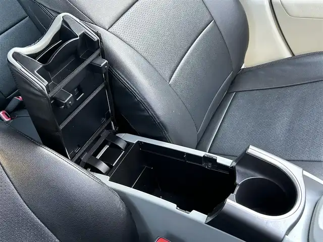 トヨタ プリウス S 長崎県 2014(平26)年 9.6万km ホワイトパールクリスタルシャイン (株)IDOMが運営する【じしゃロン長崎店】の自社ローン専用車両になりますこちらは現金またはオートローンご利用時の価格です。自社ローンご希望の方は別途その旨お申付け下さい/ナビ　/バックカメラ　/ＨＩＤヘッドライト　/オートライト　/フォグランプ　/プッシュスタート　/スマートキー　/ＥＴＣ　/電動格納ミラー　/フルセグテレビ　/Ｂｌｕｅｔｏｏｔｈ